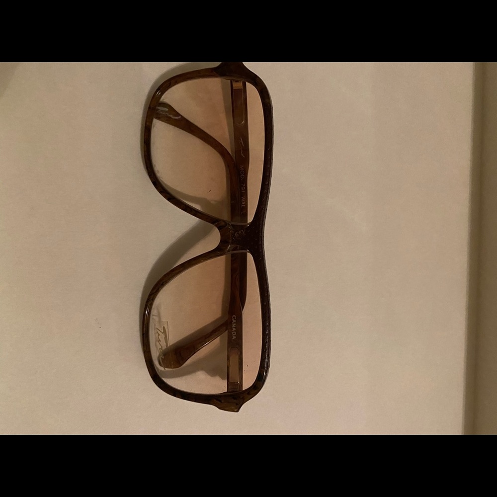 Glasses - Picture 4 of 4